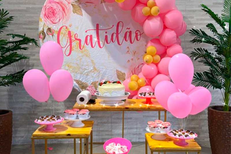 Inclui 10 jogos de mesas com cadeiras